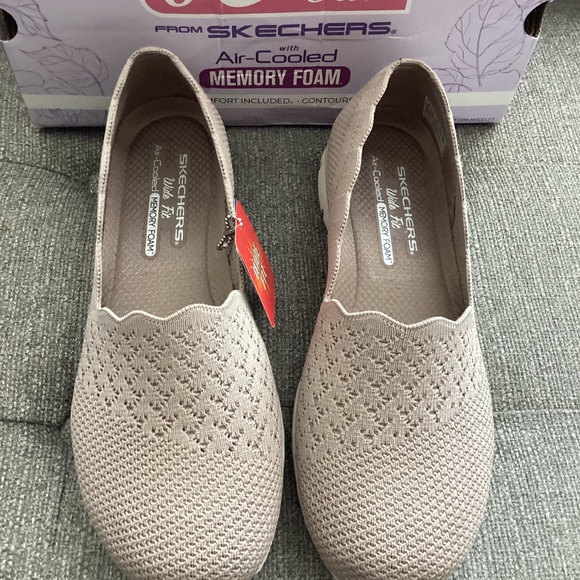 Skechers Women's Max Cushioning Seager - Stat Slip-On Wide Width Casual Sneakers - Picture 2 of 12